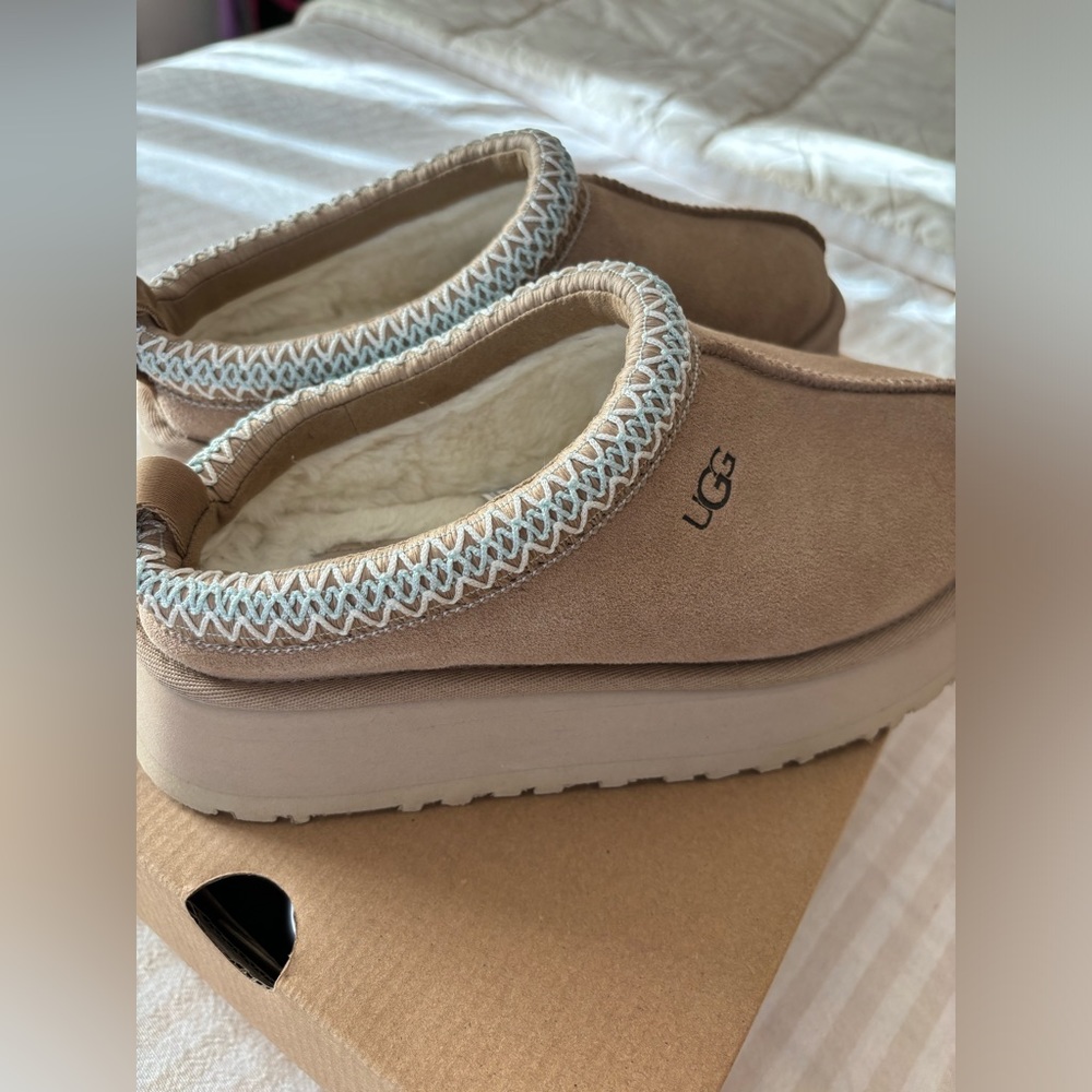 Ugg Tazz sand size 6